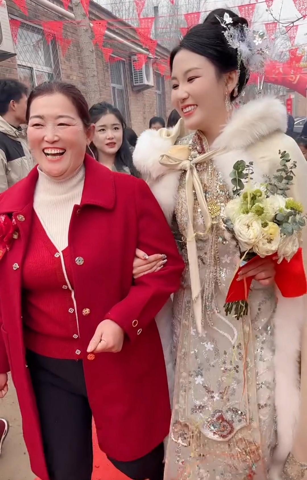 总算将儿媳妇迎进家门婆婆言往后便是亲闺女且不提婆媳俩模样竟真