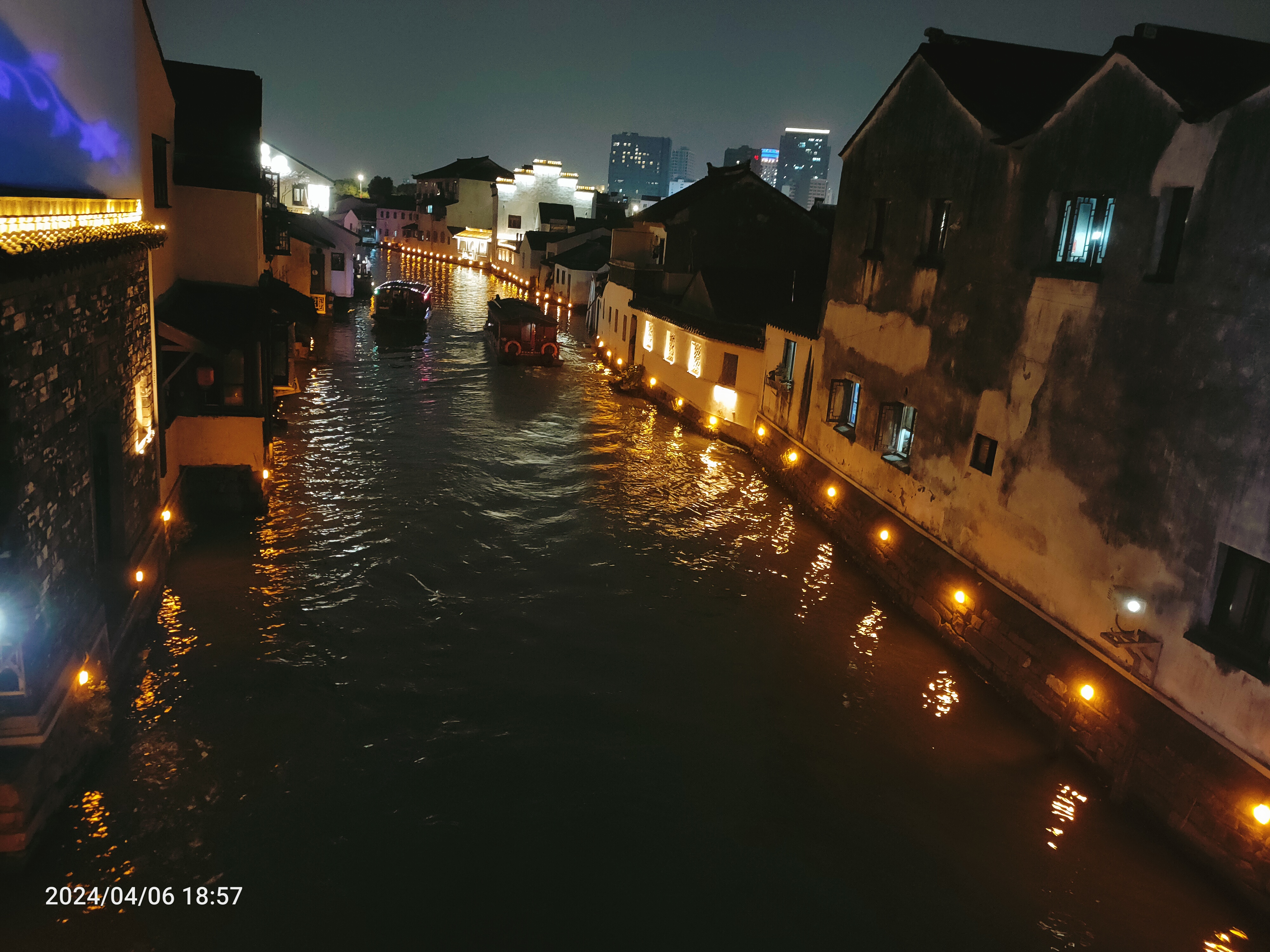 出发前一天看了天气预报,苏州没雨,出了火车站也没雨,结果达到地铁口