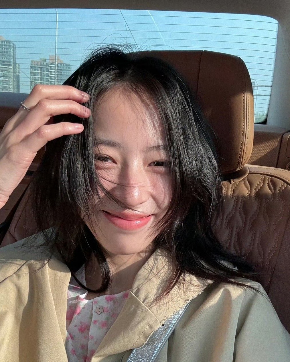 大美女周雨彤的素颜造型!五官和皮肤太优越了,怎么看都是美