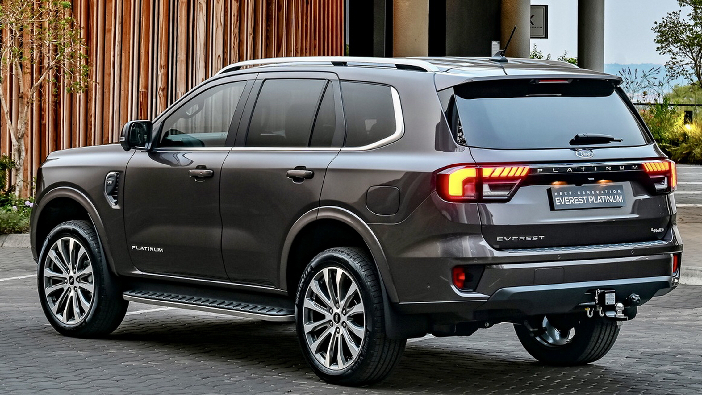 福特新款越野suv车型——福特撼路者,时尚运动的前后大灯是一大亮点!