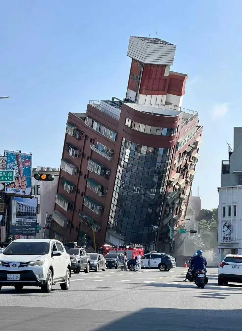 台湾发生了7级以上的大地震,但是让人有点纳闷,你看这两张图,好感觉
