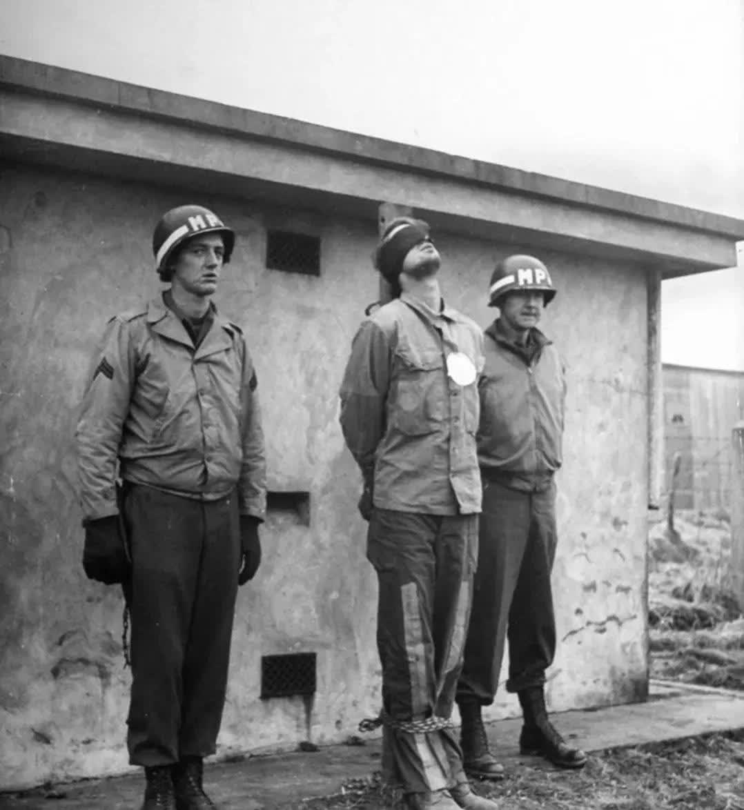 1944年,一张伪装成美国士兵的德国士兵即将被处决的照片.