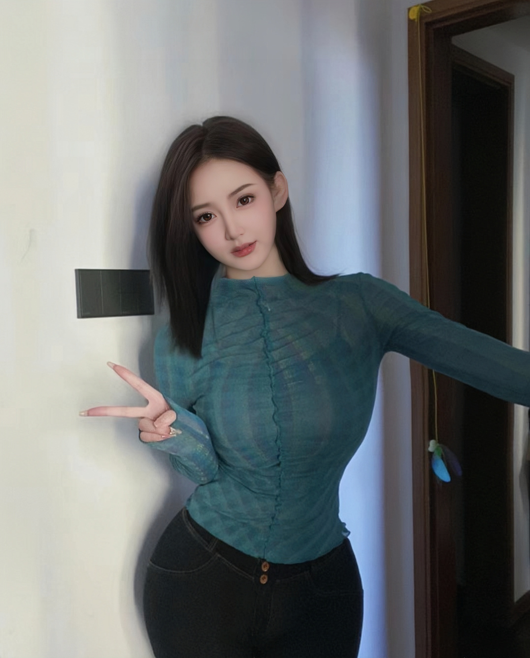 微胖女生穿搭不同风格衣服或在室内或在户外展现个人的身体曲线的