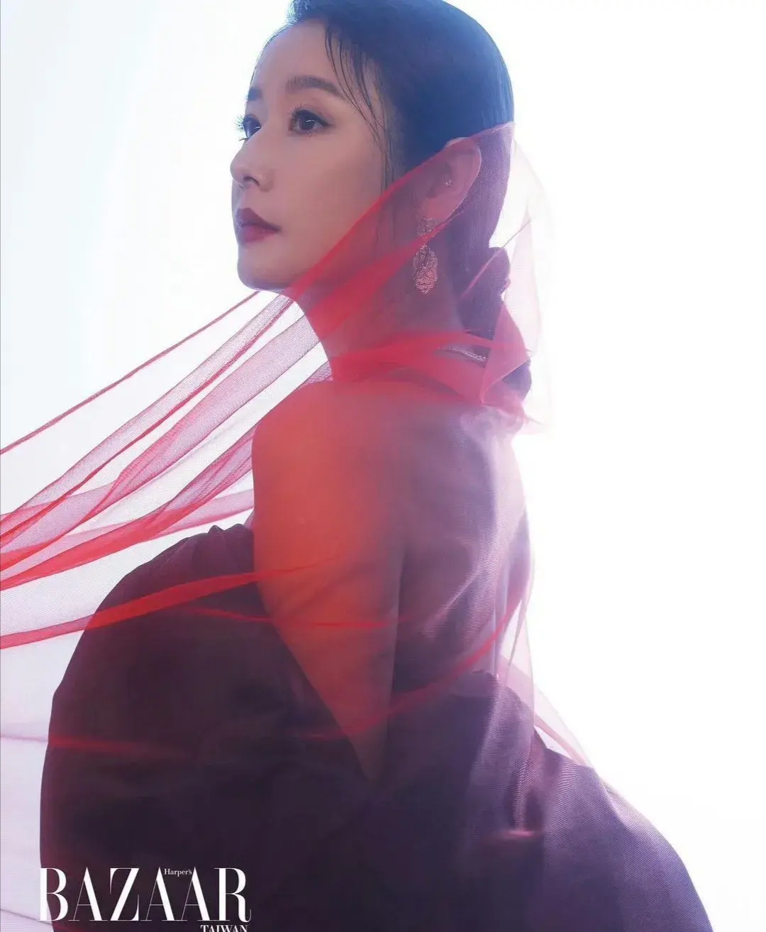 许久不见的林心如以烈焰红唇,浓妆女王范造型亮相杂志封面