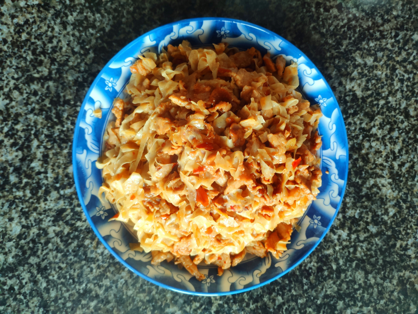 粗菜一盘便满足,平平淡淡享清福. 不求身价超千万,只重温馨满敝庐.