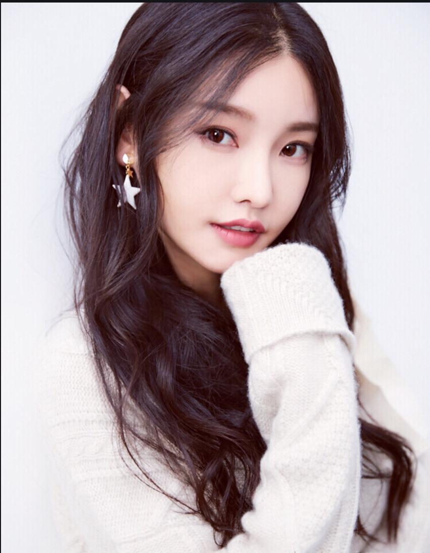 最美晶女郎童菲:大二被王晶发掘,三部戏狂揽26亿,成影视新贵!