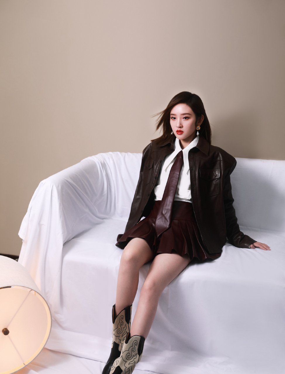 唐艺昕皮衣短裙红唇