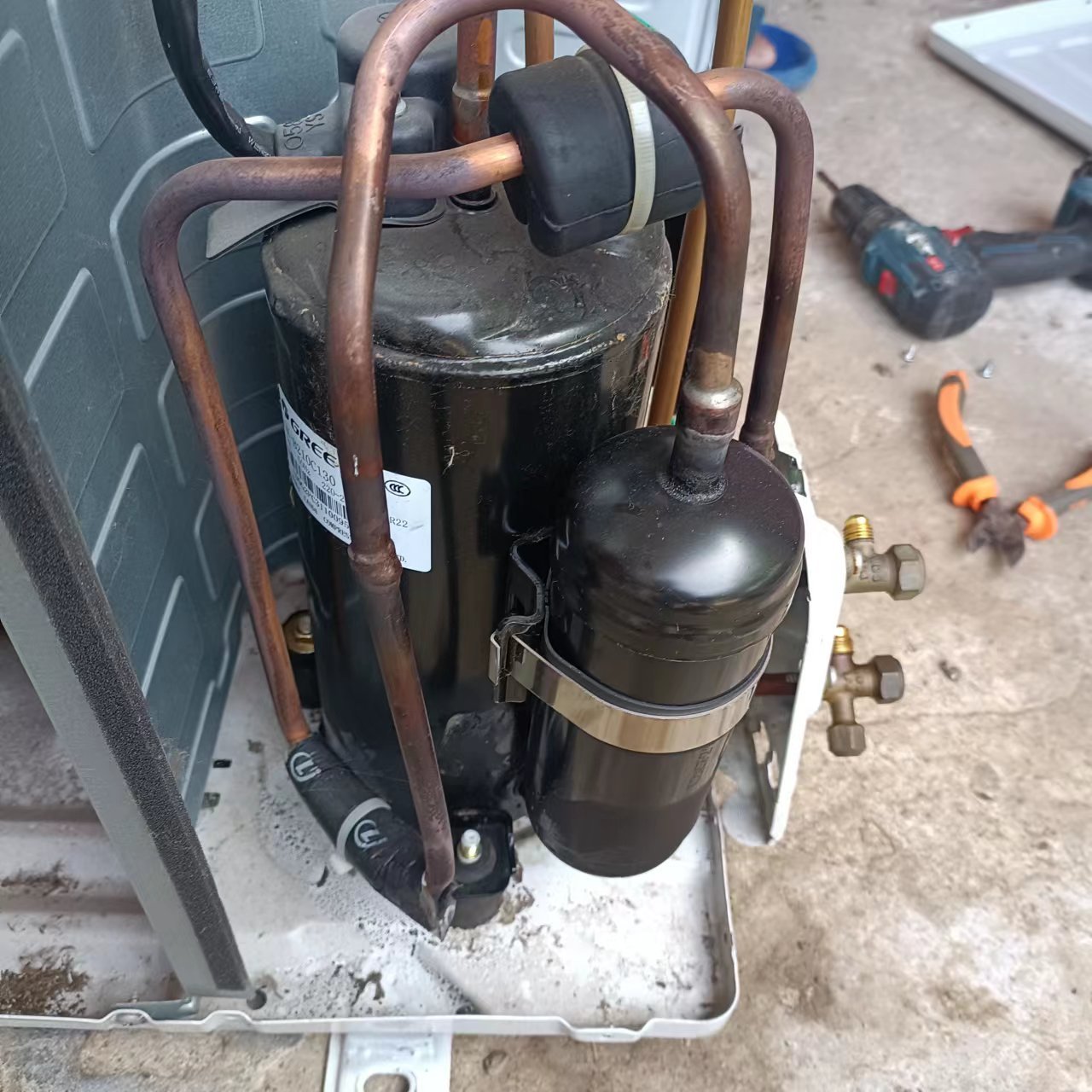 今天的用户维修空调,这个空调就是外机压缩机过热保护,这个问题的话