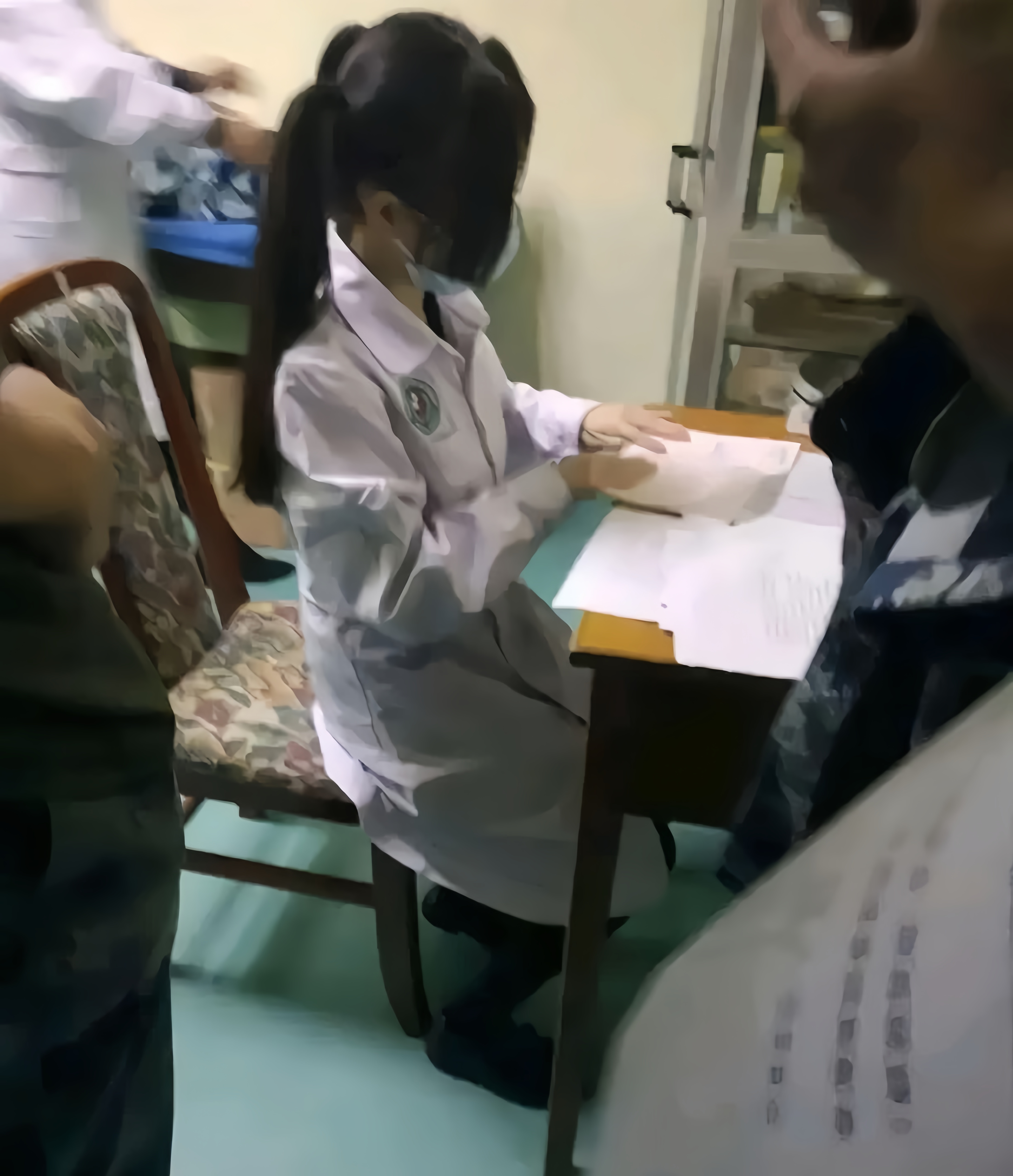 今天陪六舅检查身体,偶遇一个小护士,引起了我的注意,这背影似乎有点