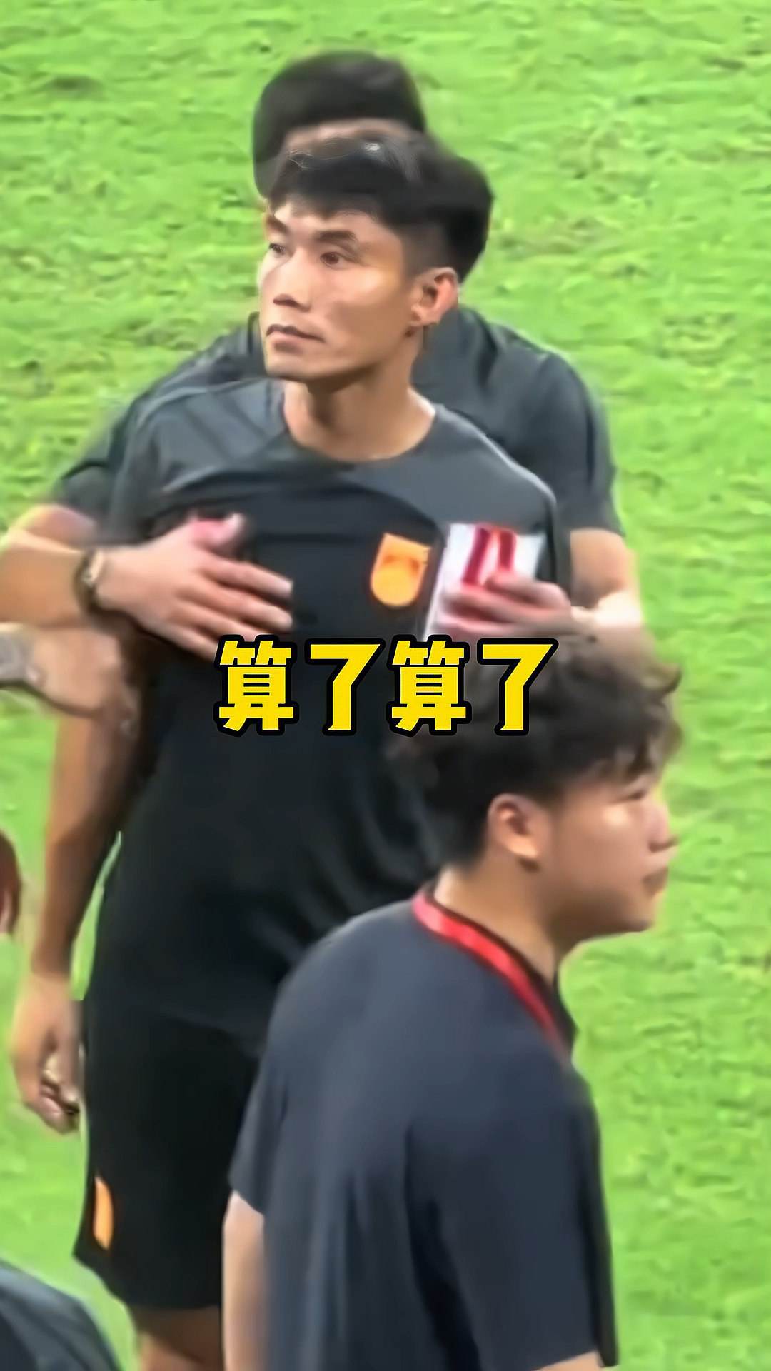 面对质疑郑智险些和球迷发生争执还好被拦住中国足球