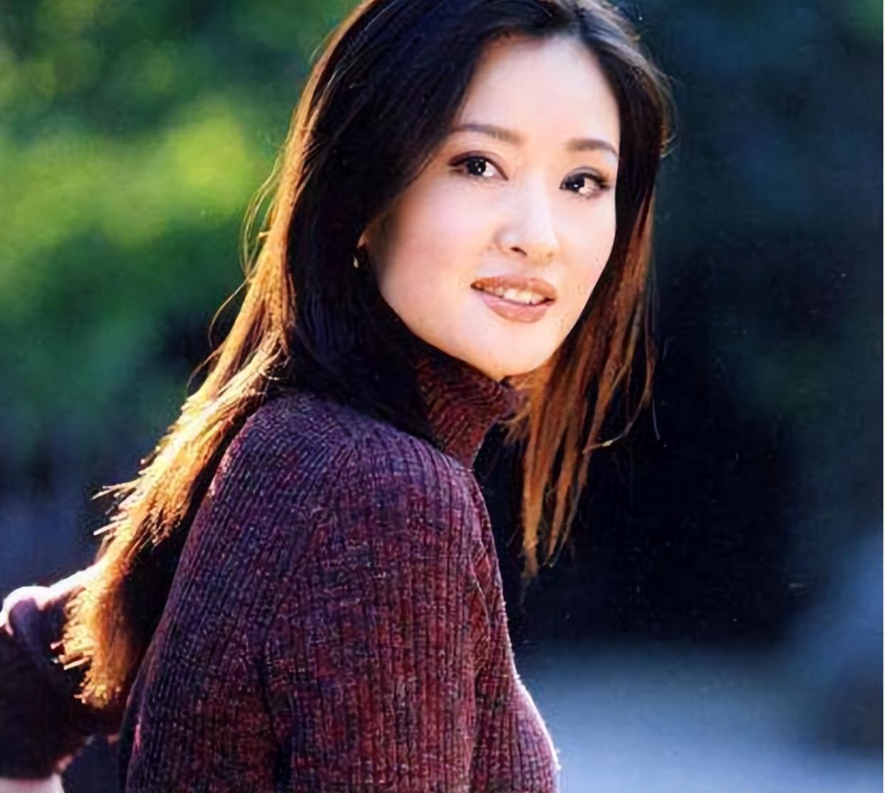 回顾盖丽丽25岁走红44岁退圈拍哺乳戏被骂如今成海清老板娘