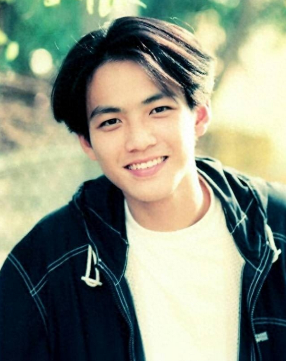 在娱乐圈中,能与林志颖的"不老神颜"媲美的,估计就只有钟汉良了.