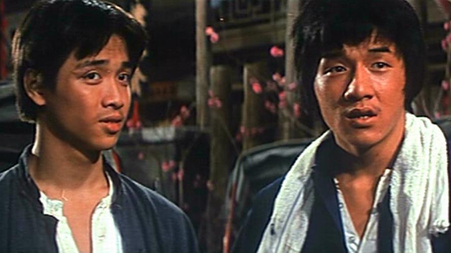 成龙断崖式衰老白发苍苍像80岁老头网友泪目我不能接受