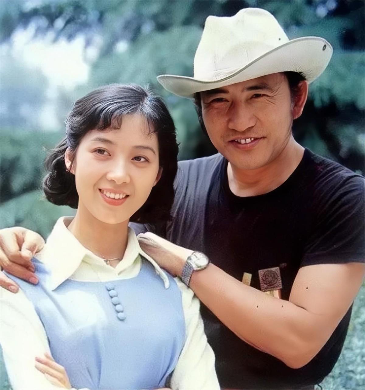 回顾荧幕硬汉杨在葆36岁入狱54岁娶小22岁娇妻前妻照片挂客厅