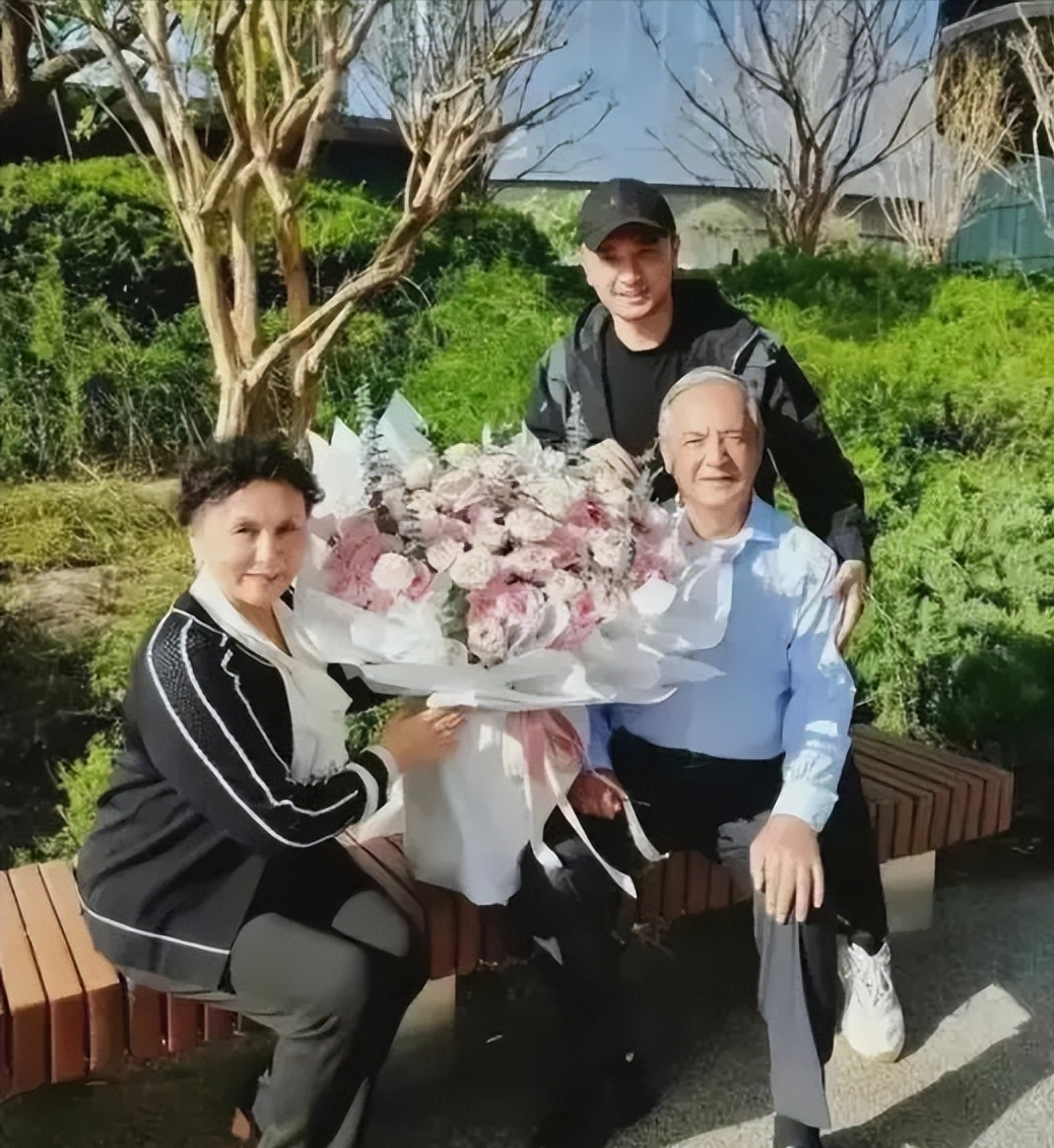 回顾尼格买提30岁娶帕夏古丽结婚9年没孩子含泪放手给她自由