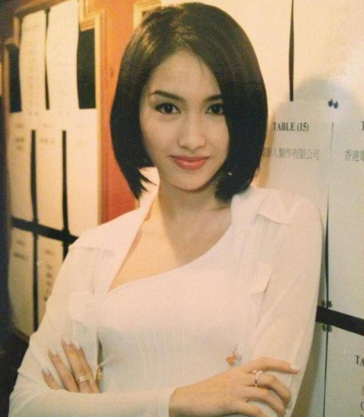 她的父亲是中国电影先驱黎民伟,而黎宣的侄女就是我们熟知的黎姿.