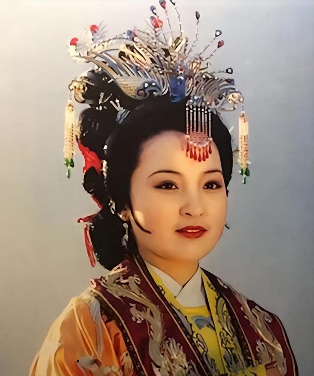 薛宝钗刚出场的时候,曹雪芹只用了寥寥几笔,将她守礼教,尊本分的模样