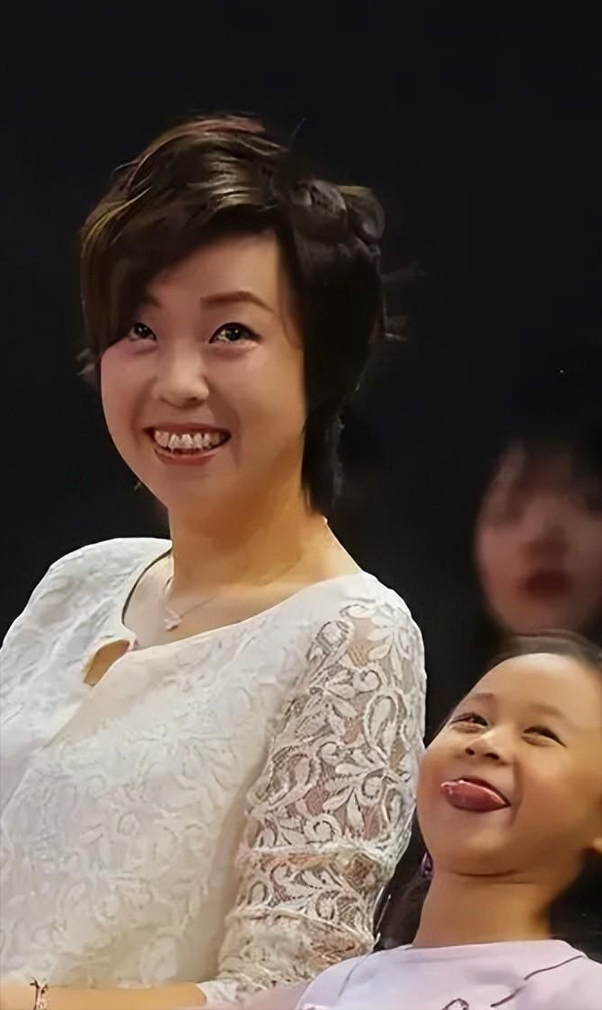 退役后变漂亮的四位国乒女将张怡宁嫁得好李晓霞最幸福