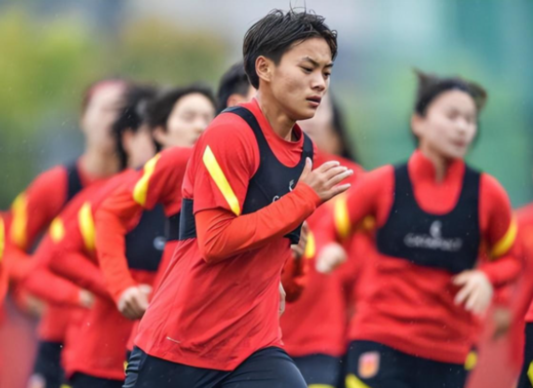 回顾女足英雄王霜5岁时被遗弃母亲早逝狼狈离场时泪水涟涟