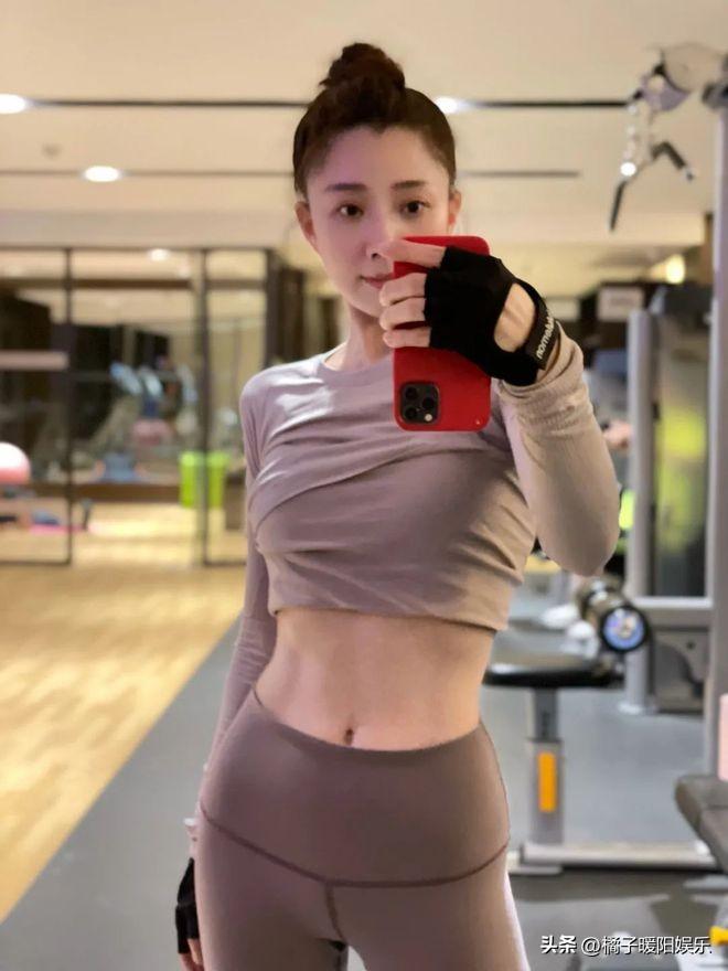 殷桃经常在社交平台晒自己的健身照.