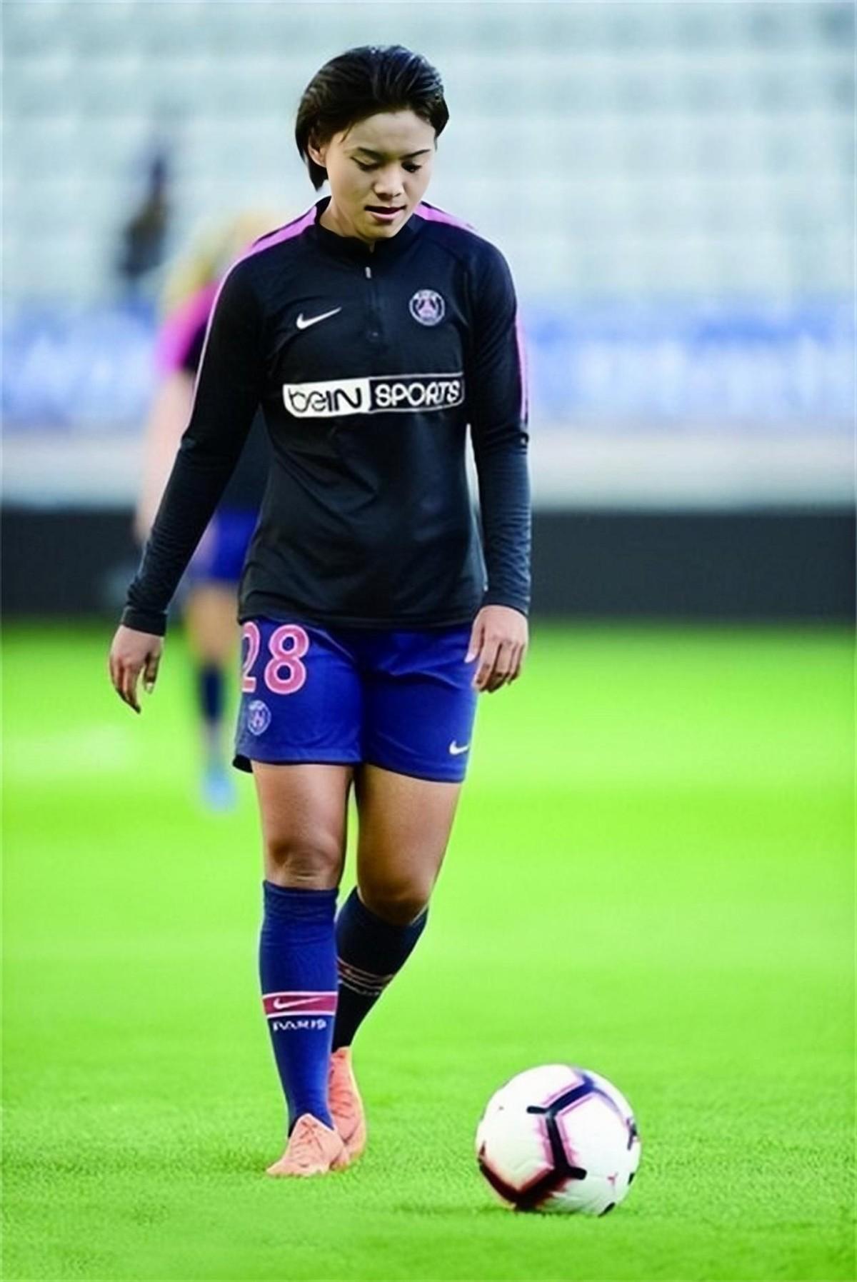 回顾女足英雄王霜5岁时被遗弃母亲早逝狼狈离场时泪水涟涟