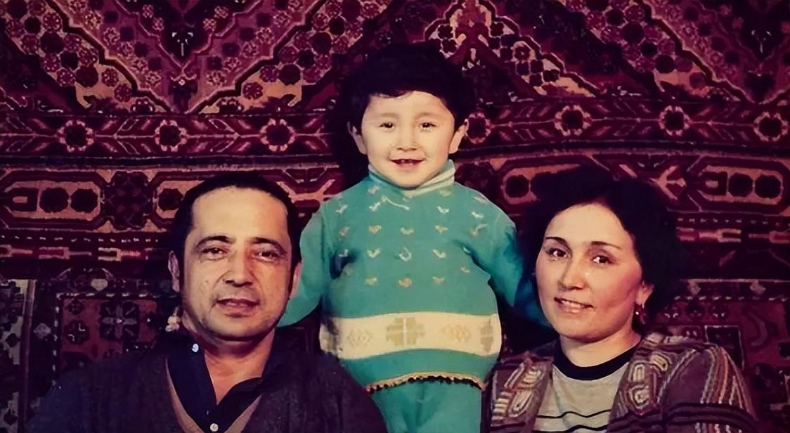 回顾尼格买提30岁娶帕夏古丽结婚9年没孩子含泪放手给她自由