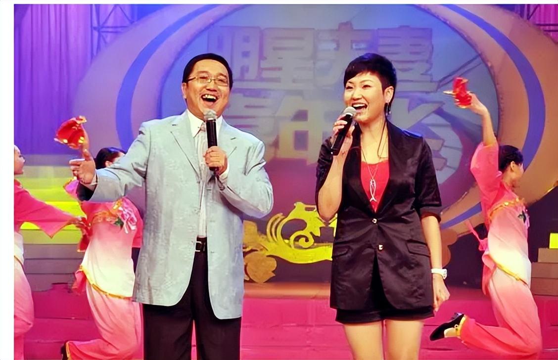 郭雅丹下班后,总不归家,老父亲察觉情况不对,担心女儿受到伤害便留了