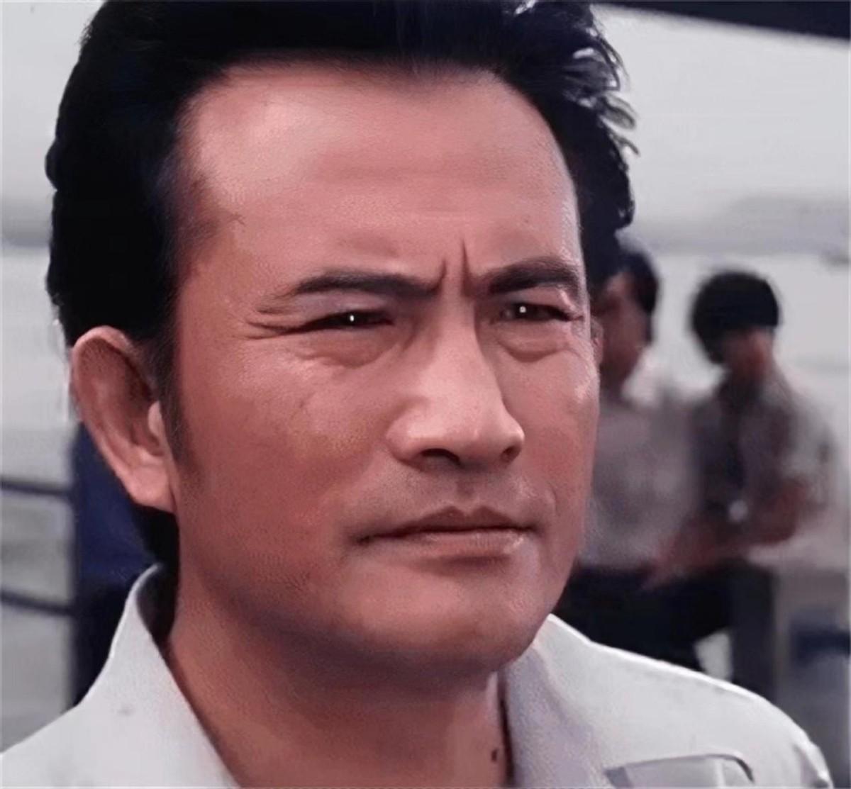 回顾荧幕硬汉杨在葆36岁入狱54岁娶小22岁娇妻前妻照片挂客厅