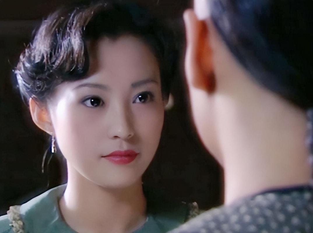 2005年,李光洁在拍《密令1949》时,遇见了刚刚与邓超分手的郝蕾,郝蕾