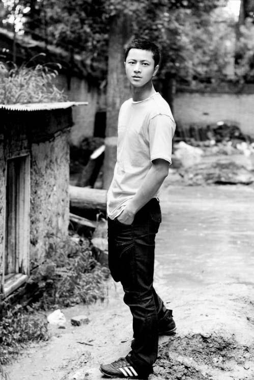 林江国长得帅演技好戏红人不红46岁有妻有女幸福着