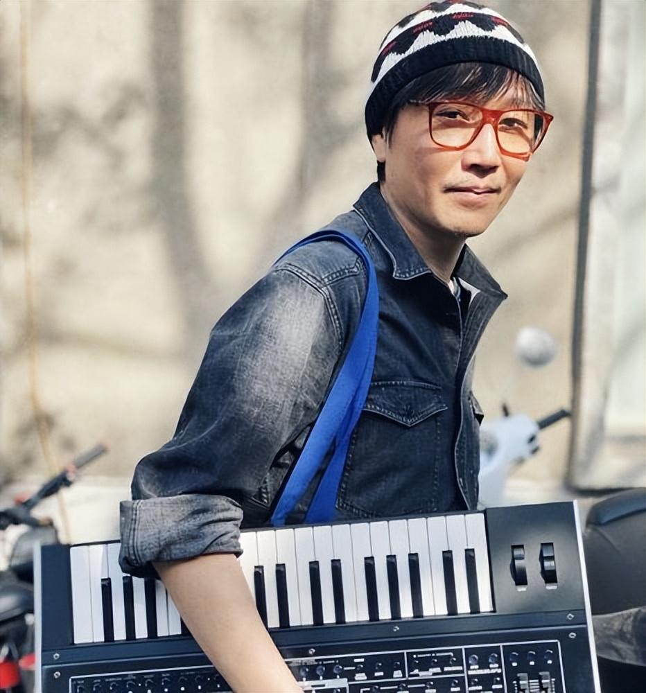 孤身一人来到北京的张亚东在酒吧里过了一段糟糕的生活.