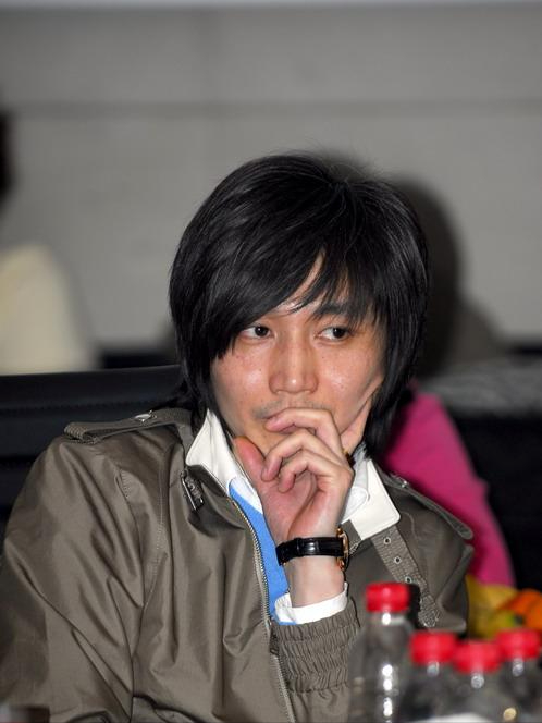 孤身一人来到北京的张亚东在酒吧里过了一段糟糕的生活.