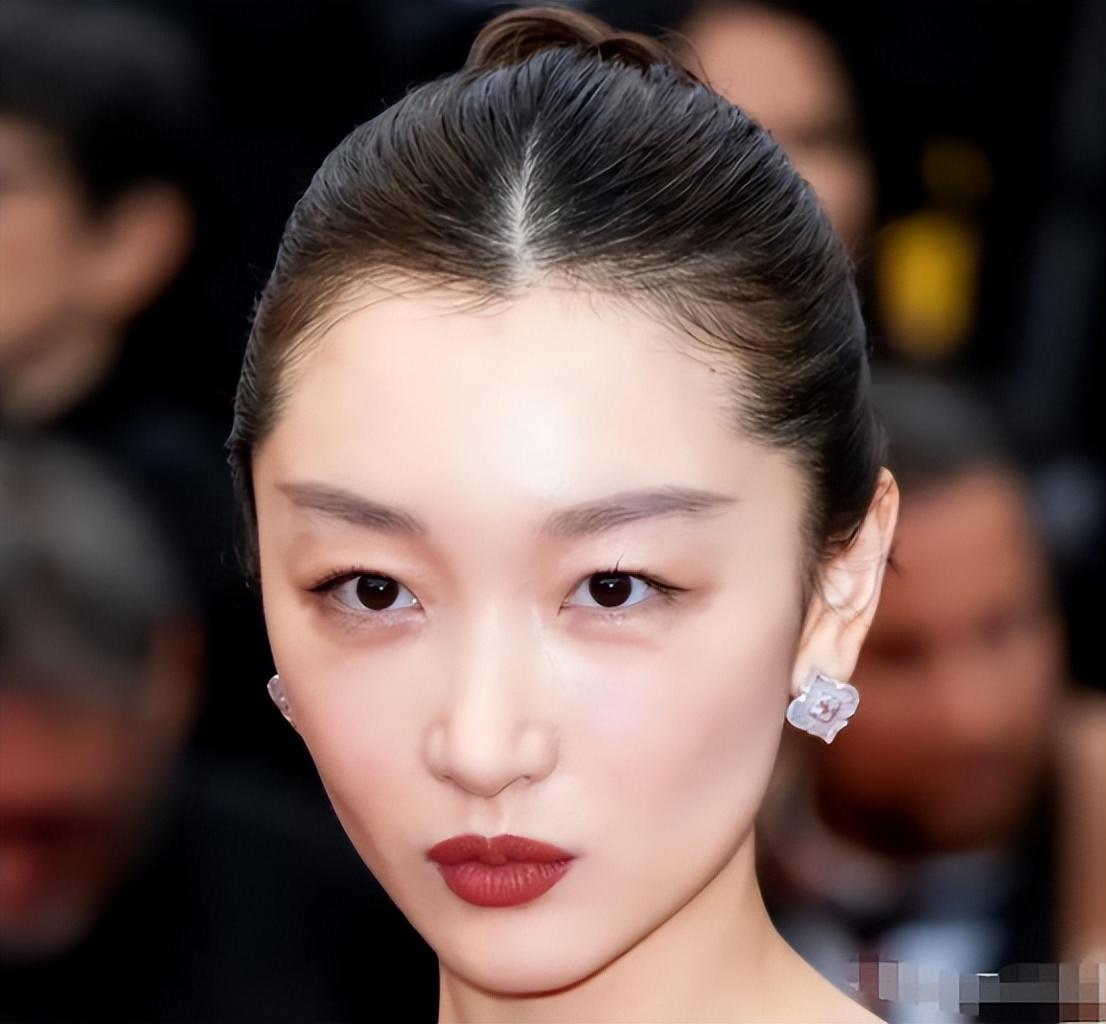 回顾长得又老又幼的女星周冬雨身材干瘦卜冠今老态却屡演少女