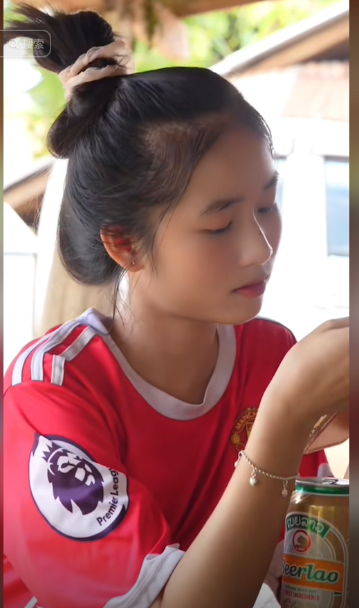 2022年,湖南70后单身男子爱上18岁老挝姑娘,女方长相甜美似明星