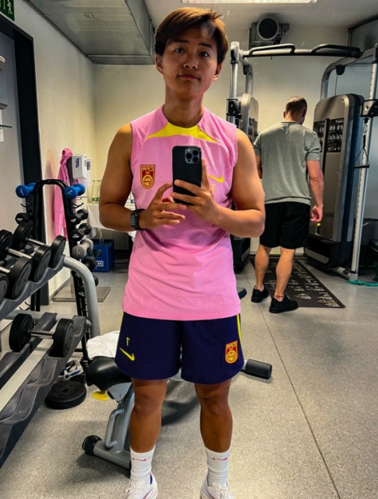 回顾女足英雄王霜5岁时被遗弃母亲早逝狼狈离场时泪水涟涟