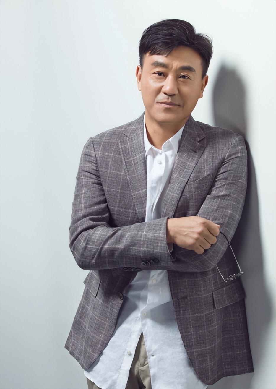 1998年年中,李海洋果然遵守约定,回国与何冰领证结婚,两人的婚礼非常