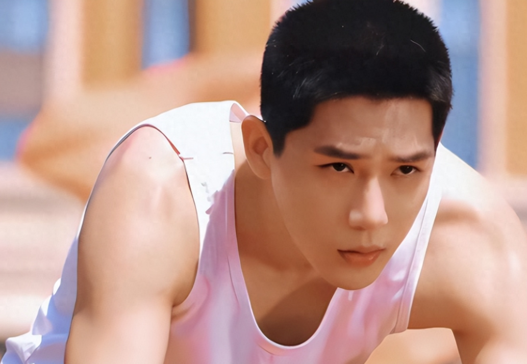 在杨洋饰演的"消防员"角色中,他便穿上了"假肩膀"将自己的身形变得