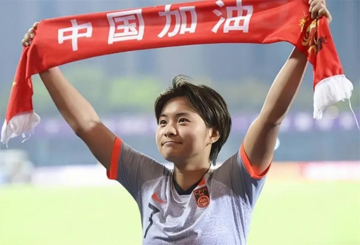 回顾女足英雄王霜5岁时被遗弃母亲早逝狼狈离场时泪水涟涟