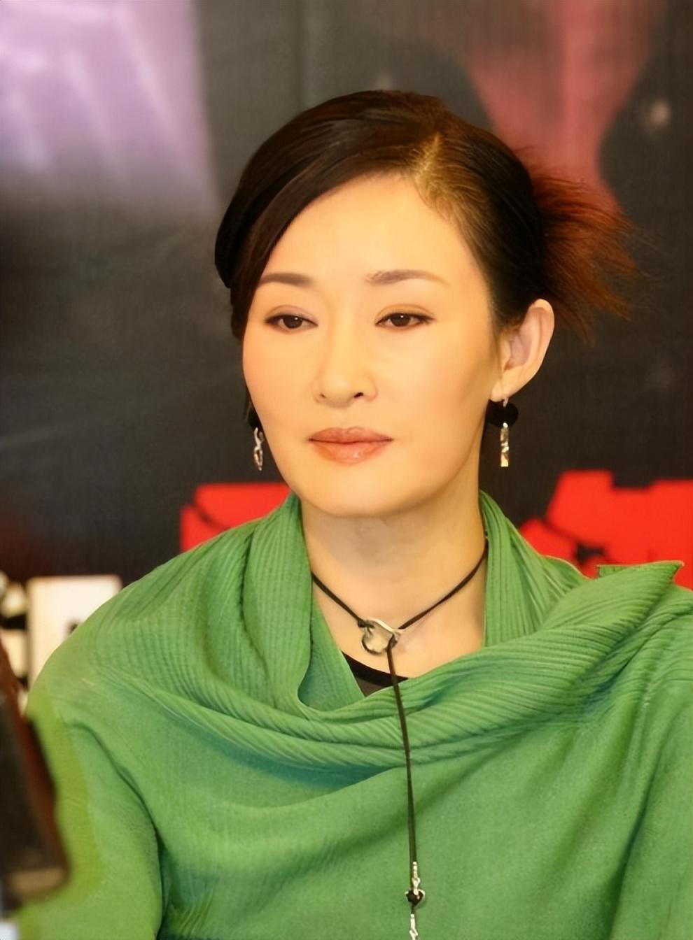 回顾盖丽丽25岁走红44岁退圈拍哺乳戏被骂如今成海清老板娘