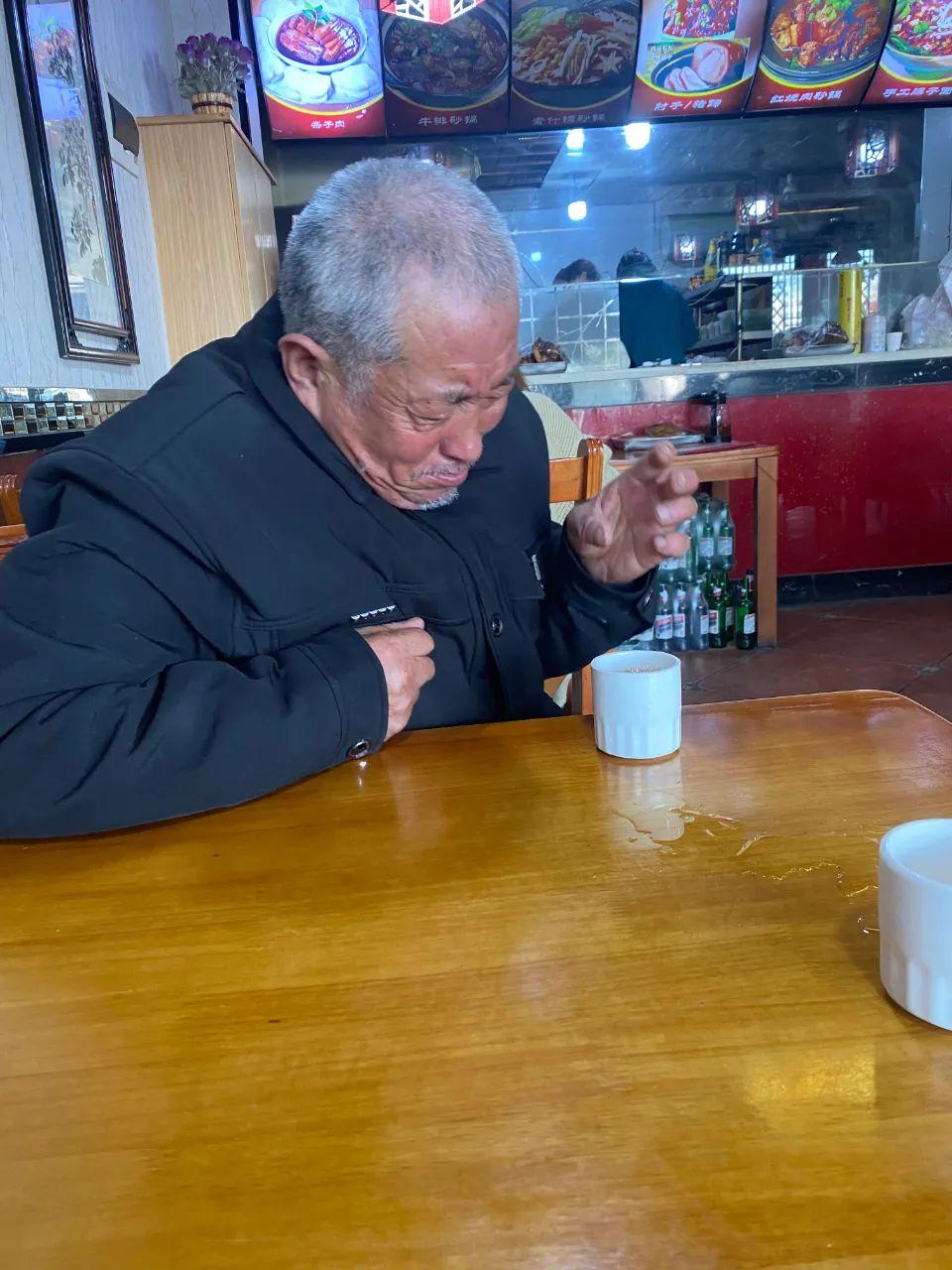 回顾小伙酷似靳东连续4个月请5岁老人吃面吃出忘年交