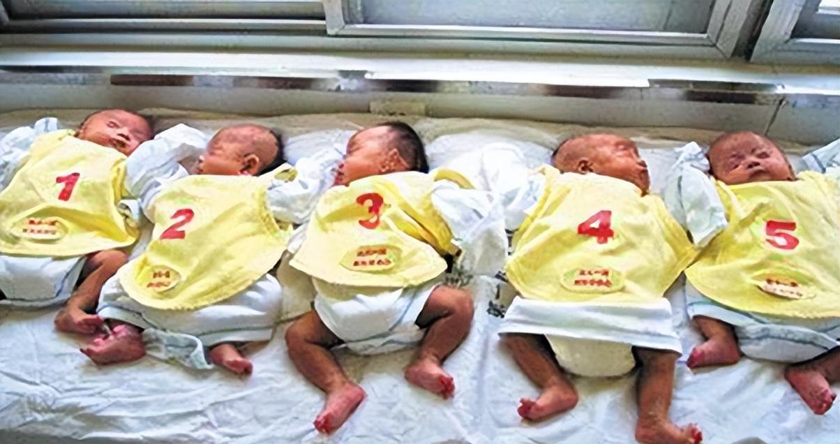 回顾中国首例5胞胎父亲劳累过世如今孩子现状如何