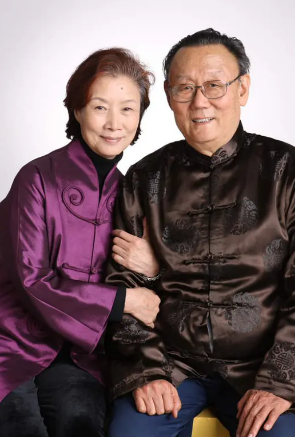 吕中演了40年话剧47岁才入演艺圈与丈夫婚姻成佳话