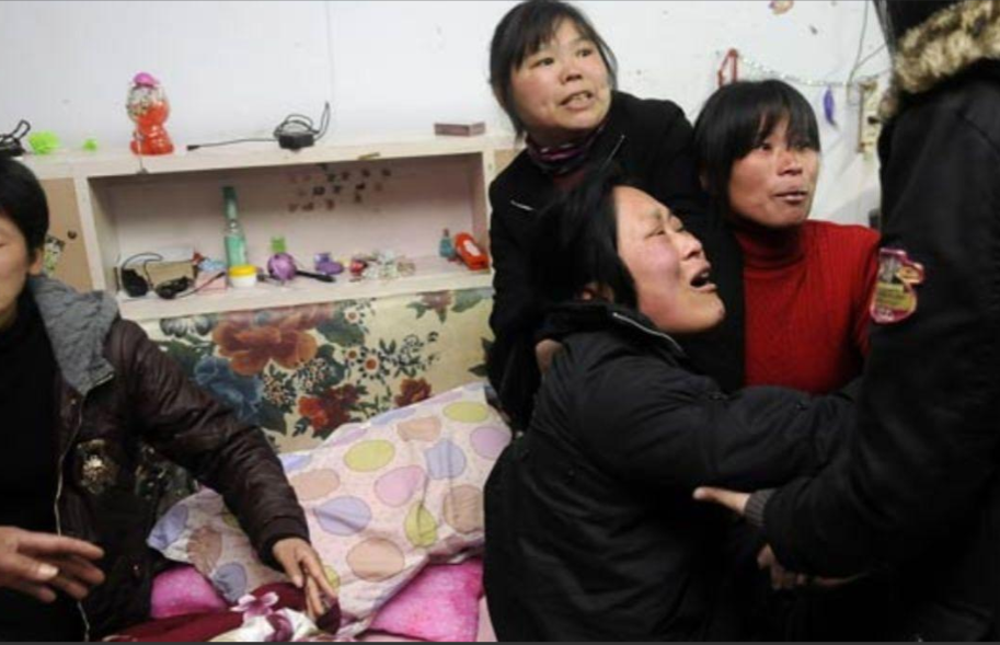 回顾湖南男子将83岁老母亲扔山上任其自生自灭,老母:"娘不怪你"