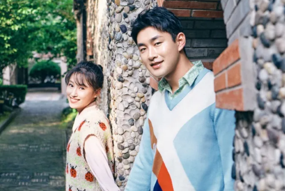 同班同学,面对这个能歌善舞,人美心善的女同学,他感觉自己真的动心了