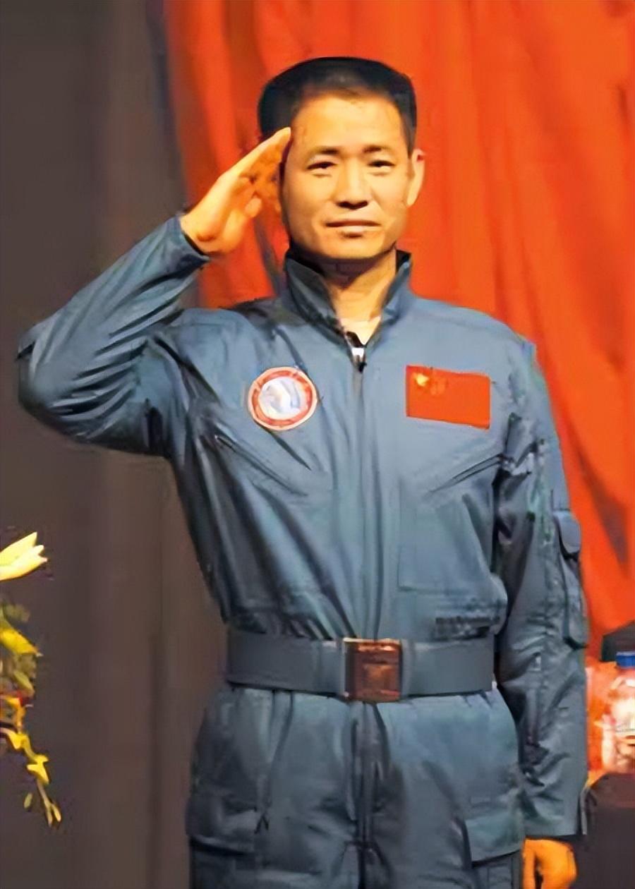 神舟十二号载人飞船返回舱在东风着陆场成功着陆,飞行任务取得圆满