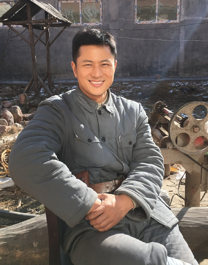 林江国长得帅演技好戏红人不红46岁有妻有女幸福着