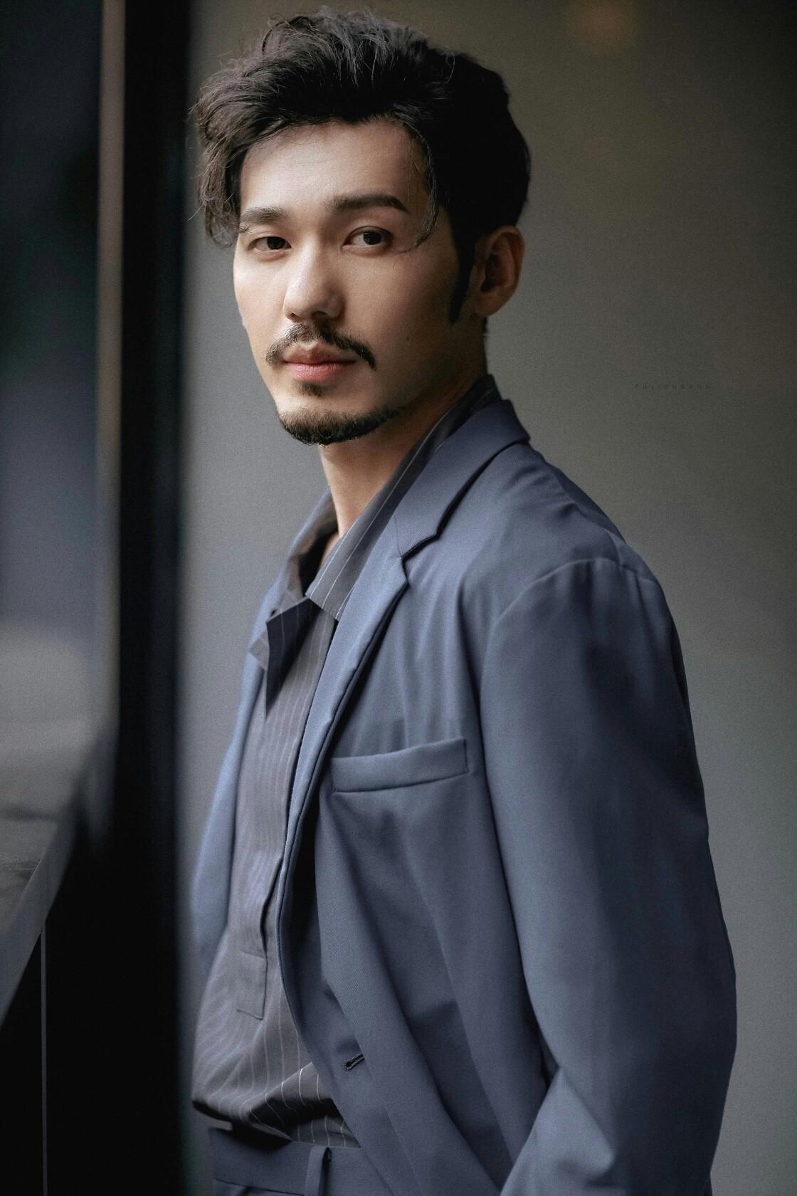 回顾父亲富豪母亲是著名演员他却跑龙套14年33岁成实力派