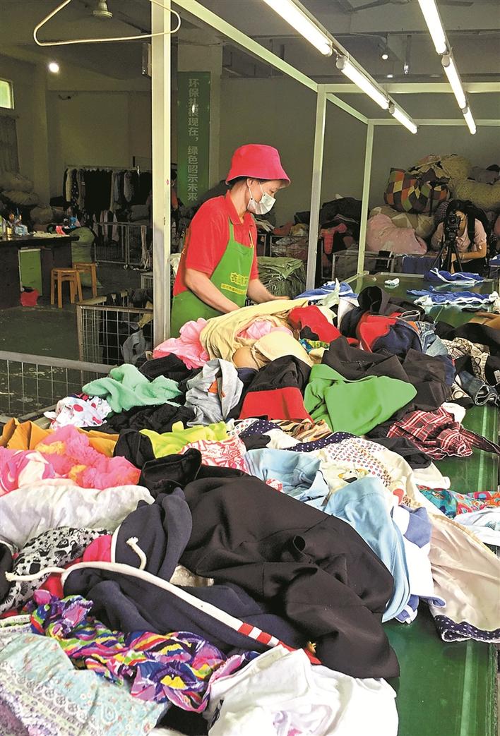 绿色再生:废旧衣物的重生之旅与循环经济实践