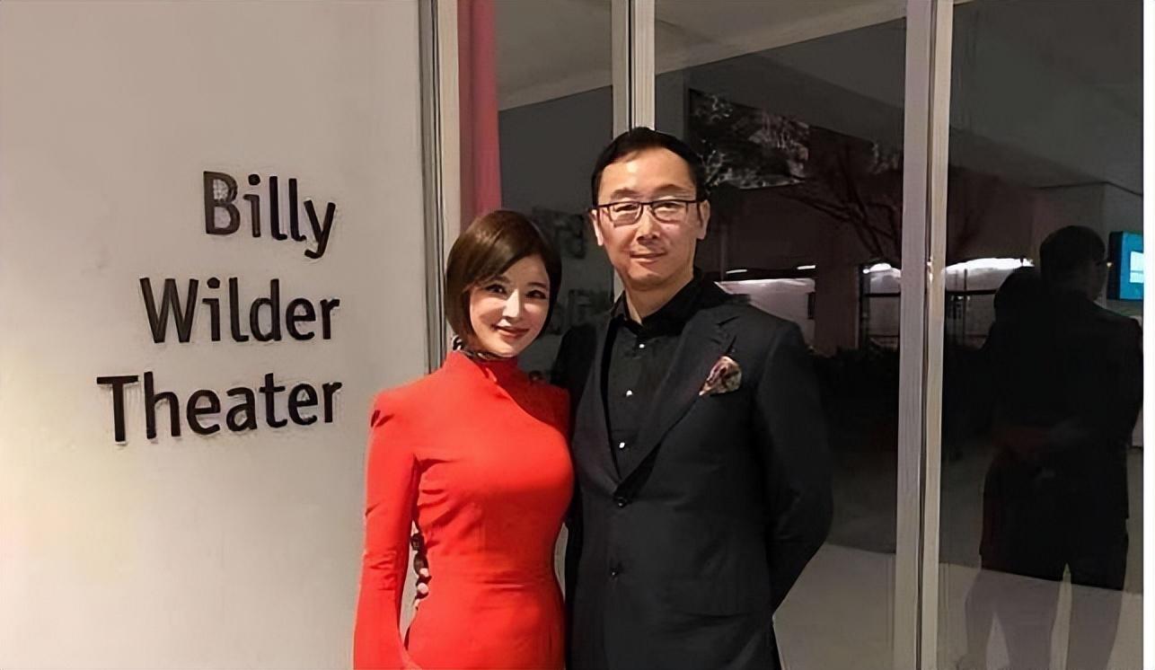 回顾主播胡蝶闪婚嫁大12岁名导婚后独自产检7年两胎很幸福