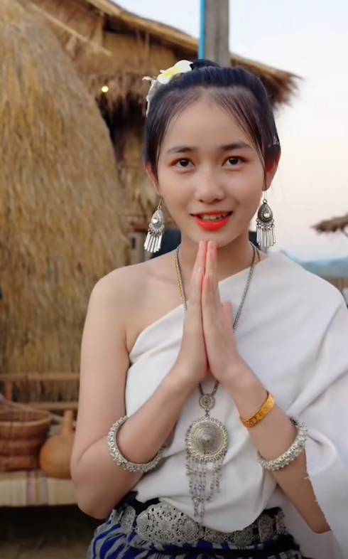 年过去了,皮皮黛跟着渣七回到了中国,还生下了一个可爱的中老混血宝宝